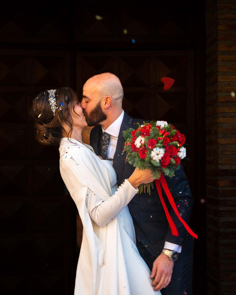 Matrimonios besando